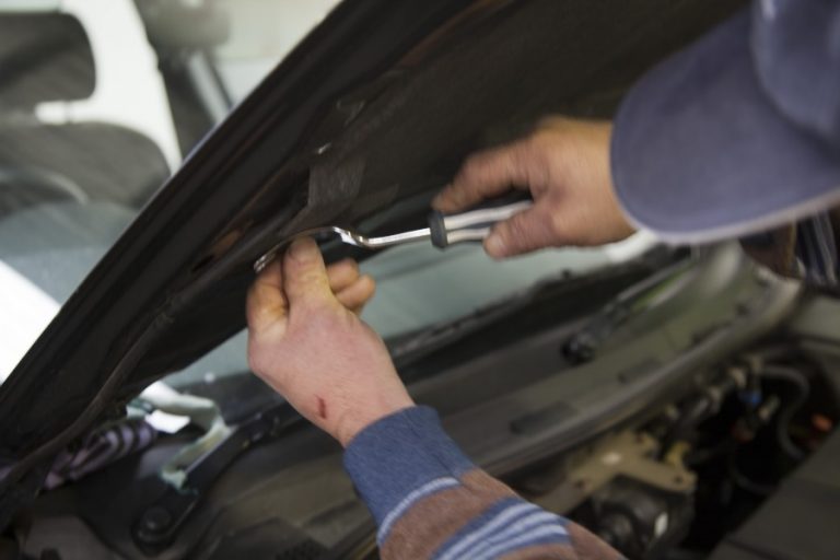 Working a rod in through the bonnet gap